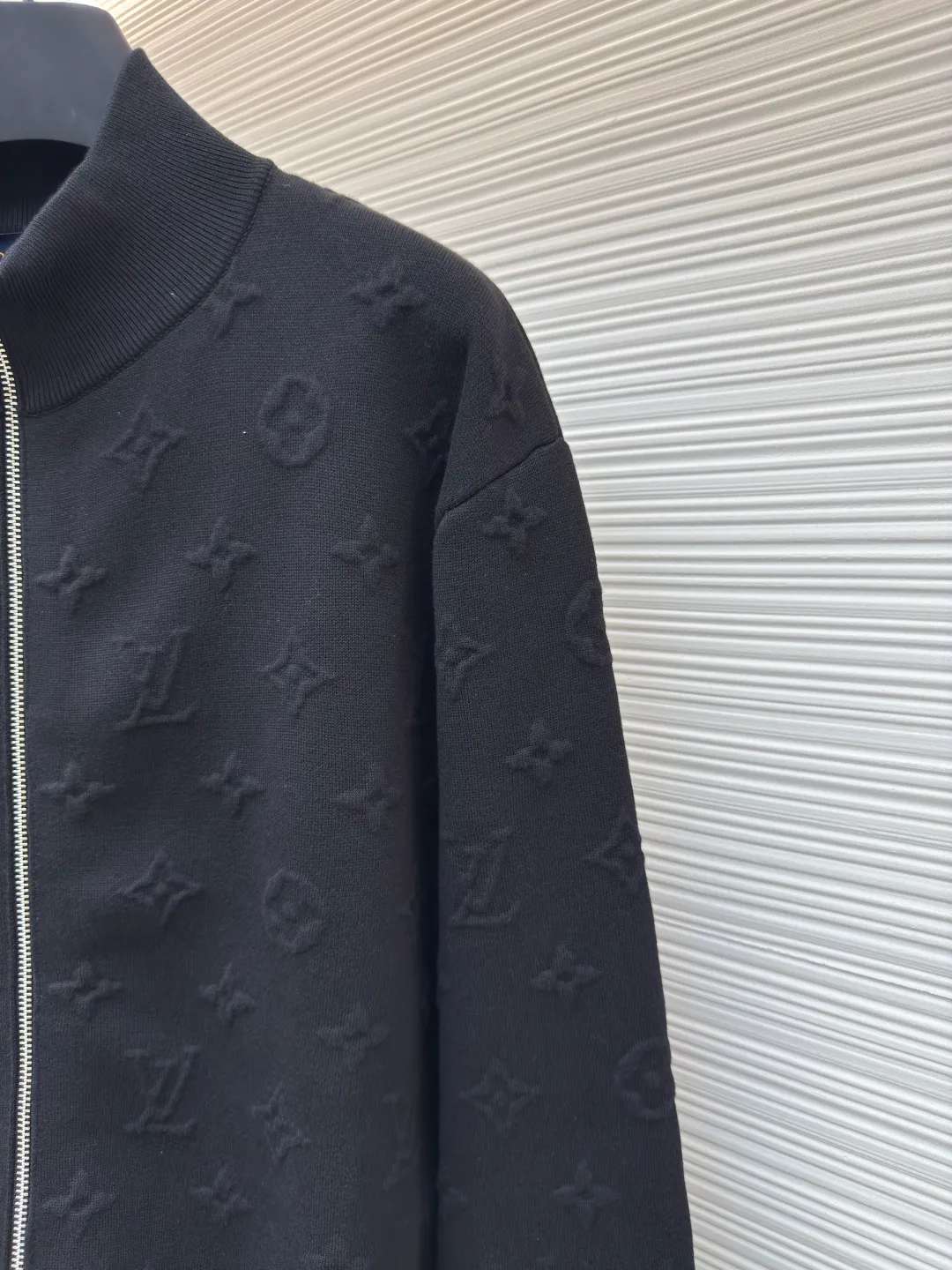 LOUIS VUITTON embossed embossed knitted zipper jacket ●Authentic product: purchased and developed by 18899 ●Item number: 1680496-C10 ●Fabric: knitted fabric ●Technology: embossed embossed production ●Version: fitted version ●Weight: about 930 grams ●Size: S-M-L-XL ●Description: YB purchases patterns and uses customized cotton yarn to make them. The process is complicated and requires spinning out the raw material core. After secondary processing, the yarn is hooked on the machine and the raw material core is threaded. After completion, dyeing is carried out. The dyeing vat can only be found in high-temperature vats. If the temperature is not enough, the yarn will be dyed unevenly! It will take several hours to dry at low temperature. If the degree is too high, it will be scrapped directly. After dyeing, you can only use a slow machine for wooling. Fast machines are prone to problems with thick and thin hair horizontal bars. The fabric pieces are woven using imported machines for parallel and even speed. Each piece takes 270 minutes, which is time-consuming and labor-intensive. Full-width brand embossed jacquard design, the overall routing is straight and delicate, the fabric is comfortable and soft, and the color is consistent without color difference. It can be matched with the same style to create a fashionable look, and can be used in various occasions. Customized accessories, complete with three standards, same style for men and women!
